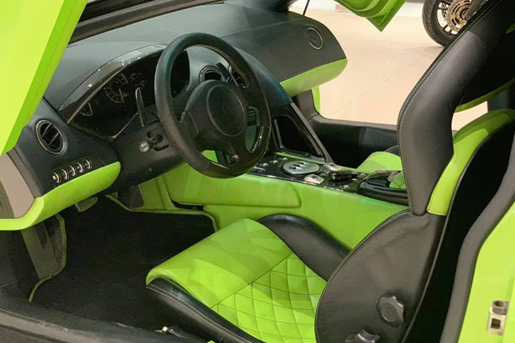 Nội thất siêu xe Lamborghini Murcielago LP640 này có tông màu xanh cốm với đen. Ngoài ra, còn có nhiều chi tiết ốp sợi carbon như lẫy chuyển số sau vô lăng, bảng điều khiển, các hộc đồ hay cả thành cửa xe. Các đường chỉ may ở bảng táp-lô hay trần xe được hoàn thành với màu xam cốm nổi bật.