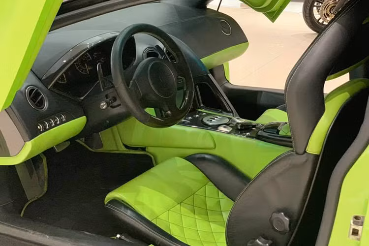 Nội thất siêu xe Lamborghini Murcielago LP640 này có tông màu xanh cốm với đen. Ngoài ra, còn có nhiều chi tiết ốp sợi carbon như lẫy chuyển số sau vô lăng, bảng điều khiển, các hộc đồ hay cả thành cửa xe. Các đường chỉ may ở bảng táp-lô hay trần xe được hoàn thành với màu xam cốm nổi bật.