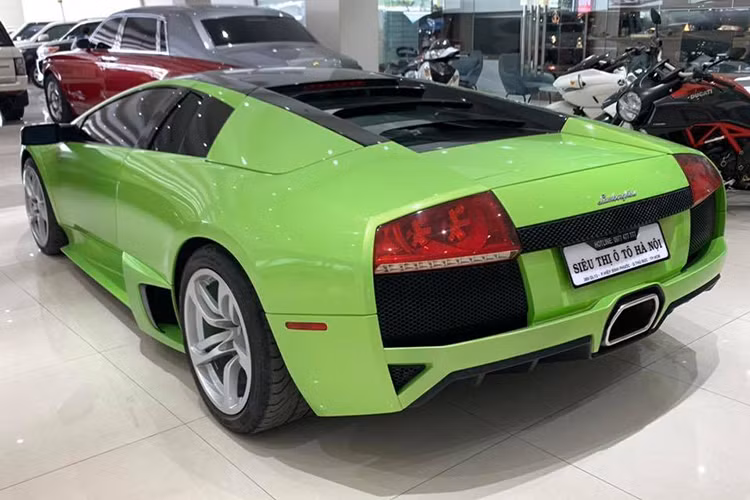Chiếc siêu xe Lamborghini Murcielago LP640 màu độc trong bài viết này là thế hệ thứ hai của dòng xe Murcielago, sau chiếc Murcielago thế hệ đầu tiên với động cơ V12 6.2L và phiên bản Murcielago Roadster.