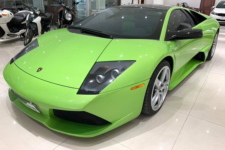 Chiếc Lamborghini Murcielago LP640 xuất hiện trong bài viết này mang màu xanh cốm rất nổi bật, theo tìm hiểu thì nó đã trải qua ít nhất 4 đời chủ. Xe hiện đang được bày bán tại một showroom xe hơi ở Sài Gòn.