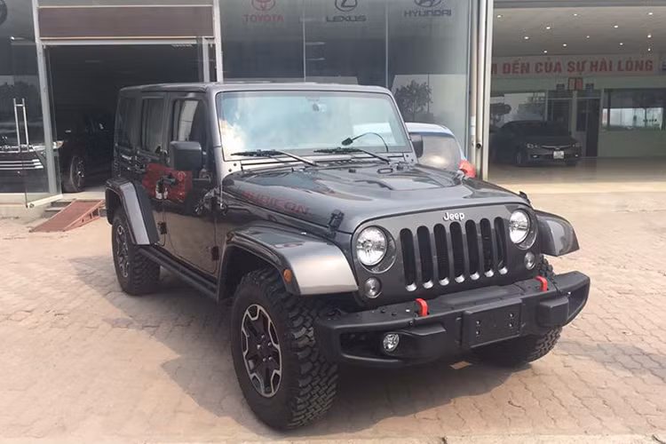Một showroom tư nhân đã nhập khẩu về Việt Nam một chiếc Jeep Wrangler Rubicon 2016. Đây là mẫu xe được phát triển dành cho thị trường thị trường Bắc Mỹ và Trung Quốc. Mẫu xe có thiết kế dạng địa hình với mầu sơn xám cùng nhiều chi tiết được thiết kế hầm hố.