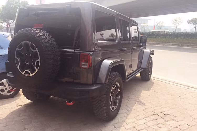 Wrangler Rubicon vẫn dựa trên những tiêu chí của một chiếc xe địa hình danh tiếng theo chuẩn Mỹ: mạnh mẽ, chắc chắn, và thực dụng. Vóc dáng vuông vức với đặc điểm nhận dạng của xe cùng “thanh chắn tản nhiệt 7 khe” đặc trưng của họ nhà Jeep khiến những người không đam mê xe Jeep khó mà phân biệt được phiên bản Rubicon với các xe Wrangler khác, nếu không nhờ hàng chữ hai bên sườn nắp ca-pô.