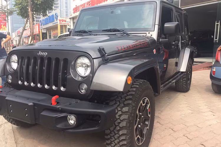 Chiếc Jeep Wrangler Rubicon 2016 trong bài viết được một showroom ôtô nhập khẩu tại đưa về cho một khách đặt hàng tại Hà Nội. Được biết, khi về đến thị trường Việt Nam, mẫu xe này sở hữu mức giá lên đến 185 ngàn USD (tương đương 4,2 tỷ đồng).