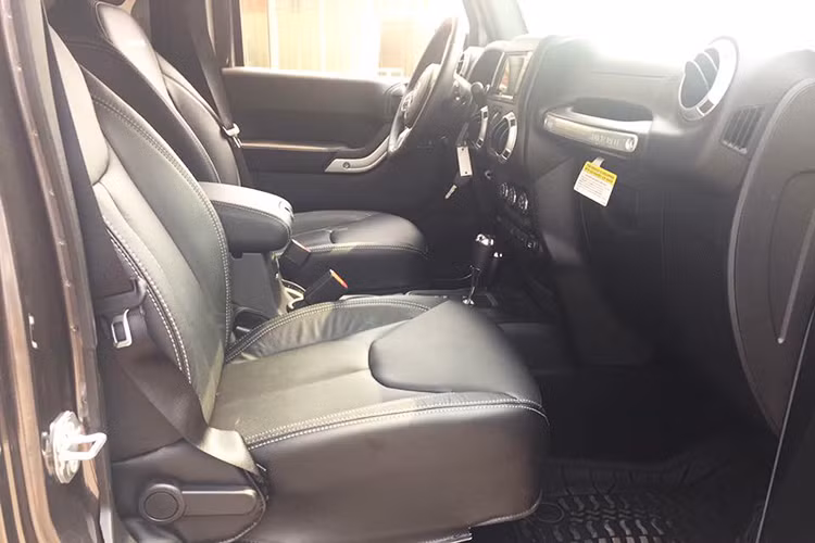 Bảng táp-lô đơn giản với cụm 4 đồng hồ thông số. Hệ thống giải trí trên xe ddược trang bị một màn hình giải trí đa phương tiện kết nối với với các thiết bị cầm tay. chức năng điều khiển bằng giọng nói... Vô lăng xe dạng 3 chấu thể thao cũng được trang bị các nút bấm tiện ích. 