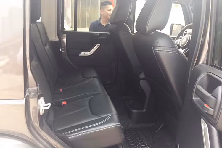 Là một mẫu xe địa hình, Jeep Wrangler Rubicon 2016 sở hữu hàng ghế sau đủ dùng cho ba người nhưng không gian để chân không được rộng và thoải mái như nhiều mẫu SUV khác. Xe sở hữu hệ thống điều hoà hai vùng, kính trên xe là loại cách nhiệt trang bị sẵn.