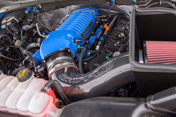 Nhưng phiên bản Shelby sẽ chưa thể là một chiếc Shelby nếu không có những tác động vào cỗ máy dưới nắp ca-pô để cho xứng tầm với danh xưng của dòng xe huyền thoại này.
