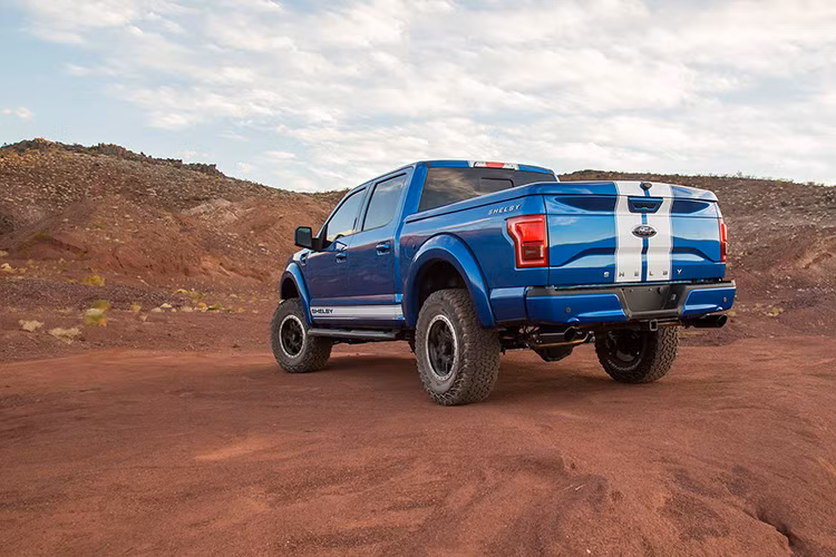 Điểm đặc trưng để nhận ra phiên bản Shelby nằm ở màu sơn xanh-trắng với hai dải màu trắng chạy dọc thân xe cùng decal ở phần dưới thân cửa.