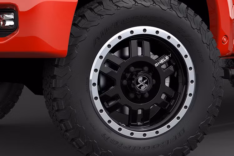 Những nâng cấp khác bao gồm la-zăng 18 inch của Shelby bọc trong bộ lốp địa hình khổ lớn của hãng BFGoodrich All-Terrain KO2.
