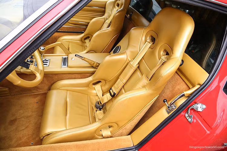 Hai ghế ngồi mang phong cách thể thao nhưng đầy cá tính của Miura Jota SVR. Nó được làm lại gần như nguyên bản của phiên bản sản xuất.