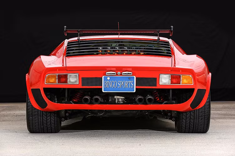 Đuôi xe với đèn hậu tách biệt, cặp ống xả kép cùng cánh gió. Các rãnh hút gió cũng xuất hiện phía sau xe, với thiết kế cực chât. Từ phía sau ta cũng có thể nhìn thấy rõ bộ phận giảm sóc của xe.