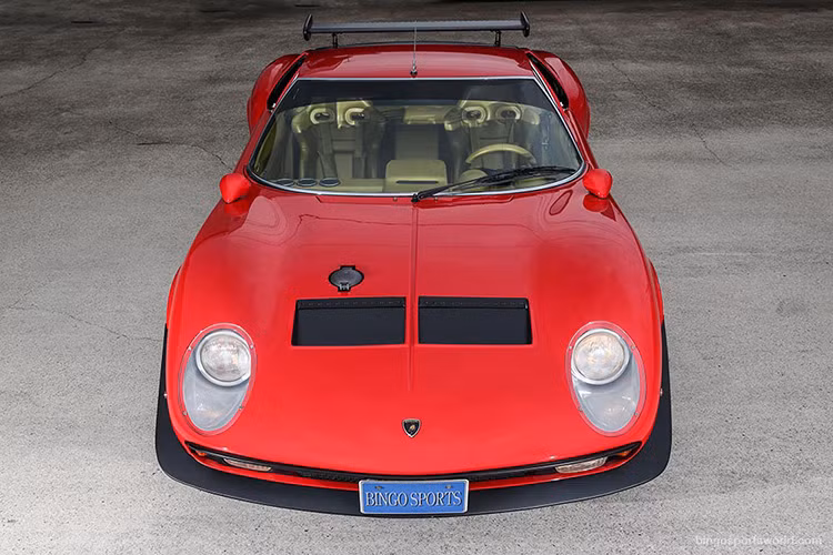 Nhanh hơn, sang trọng hơn và an toàn hơn, Miura thực sự là một cuộc bứt phá về mọi mặt so với mẫu xe nguyên gốc với khả năng tăng tốc 0-100km/h trong thời gian dưới 5,5 giây và tốc độ tối đa đạt 285km/h.