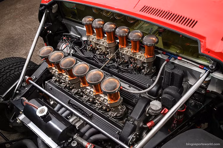 Xe sở hữu công suất 350 mã lực, chiếc xe có thể đạt tốc độ tối đa gần 290km/h - một con số hiếm có mẫu xe thương mại nào có được. Tất cả được “bao bọc” trong một “tấm áo” bằng nhôm.