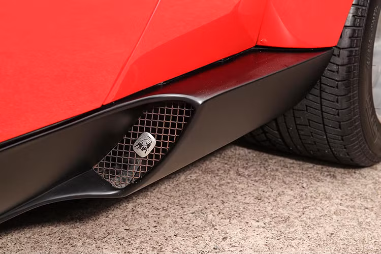 Khe hút gió phía dưới cửa xe có đính logo bò tót của hãng Lamborghini.