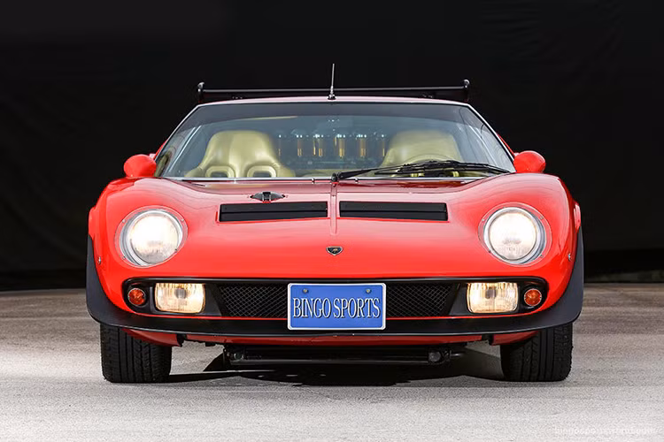 Đầu xe được thiết kế với kiểu dáng mà ta có thể nhìn thấy ở những mẫu Lamborghini hiện nay. nó sở hữu hai đèn pha tròn cùng hai đen chiếu sáng gầm, lưới tản nhiệt thấp cùng các hốc hút gió phía trên.