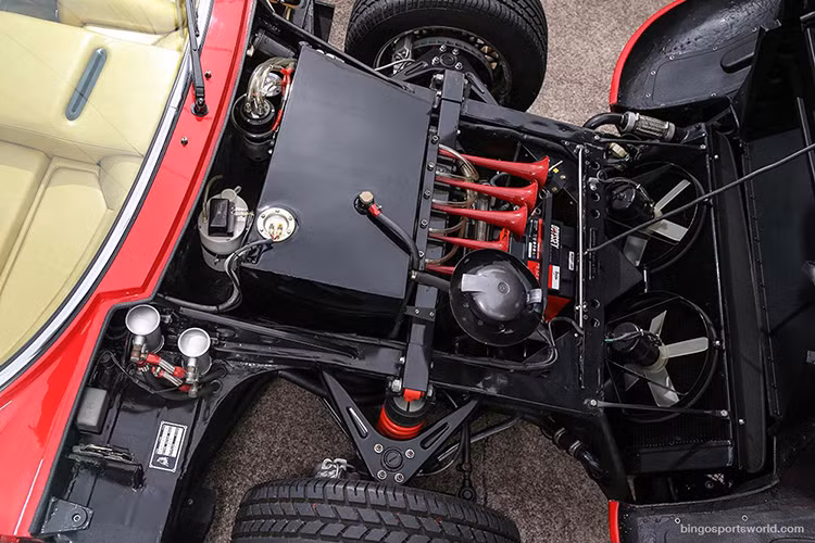 Động cơ của xe được đặt giữa theo phương nằm ngang khiến cho thân xe trở nên gọn gàng. Đây là một giải pháp kỹ thuật thông minh mà chưa có hãng xe nào áp dụng ngoại trừ Austin Mini.