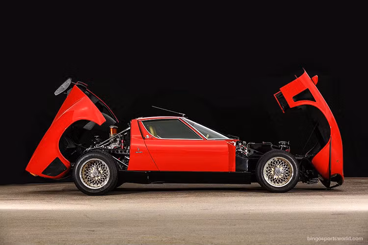 Thiết kế đột phá mang tính cách mạng, động cơ mạnh mẽ cùng những công nghệ tiên tiến đương thời, Lamborghini Miura là chiếc ôtô đầu tiên trên thế giới hội tụ đầy đủ phẩm chất của một siêu xe.