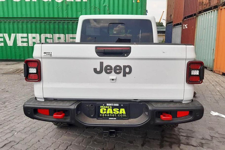 Điểm khác biệt dễ nhận thấy nhất chỉ tới từ phần thùng sau bởi đây là một mẫu xe bán tải với khung gầm rất cao. Mọi chi tiết trên xe như tay nắm cửa, hốc bánh xe, cụm đèn xi-nhan... mọi thứ đều được thiết kế với hình dáng gân guốc và thô cứng, theo âm hưởng của một mẫu xe nhà binh. Đuôi xe sở hữu thiết kế đơn giản, mâm 5 chấu cách điệu.