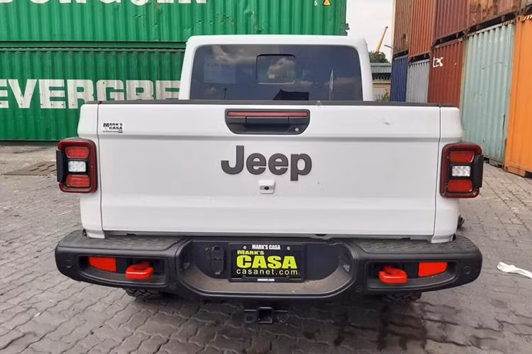 Điểm khác biệt dễ nhận thấy nhất chỉ tới từ phần thùng sau bởi đây là một mẫu xe bán tải với khung gầm rất cao. Mọi chi tiết trên xe như tay nắm cửa, hốc bánh xe, cụm đèn xi-nhan... mọi thứ đều được thiết kế với hình dáng gân guốc và thô cứng, theo âm hưởng của một mẫu xe nhà binh. Đuôi xe sở hữu thiết kế đơn giản, mâm 5 chấu cách điệu.