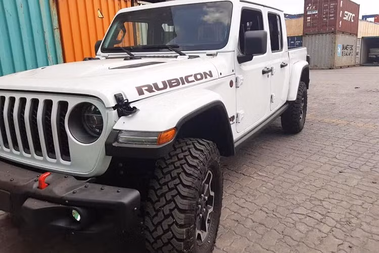 Về truyền động, mẫu xe bán tải Jeep Gladiator về Việt Nam được trang bị khối động cơ V6 3.6L Pentastar với công suất đầu ra đạt 285 mã lực cùng mô-men xoắn 352 Nm, đi kèm với đó là hộp số tự động 8 cấp.