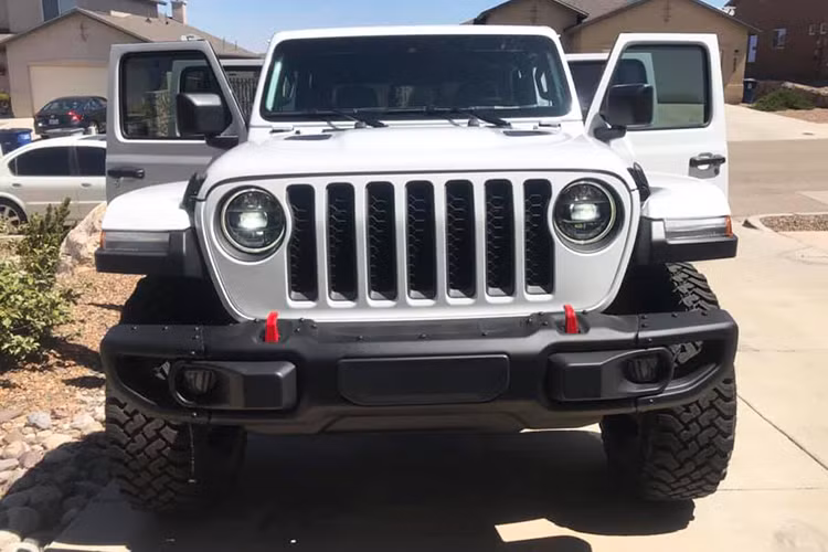 Giá xe Jeep Gladiator 2020 từ 33.000 USD (khoảng 800 triệu đồng) tại thị trường Mỹ, sở hữu mức giá bán thuộc hàng cao nhất và thậm chí nhỉnh hơn tới gần 5.000 USD (khoảng 120 triệu đồng) so với "người đồng hương" Ford F-150 bản tiêu chuẩn. Chiếc xe về Việt nam chưa được công bố giá, nhưng chắc chắn sẽ được chào bán cả tỷ đồng.