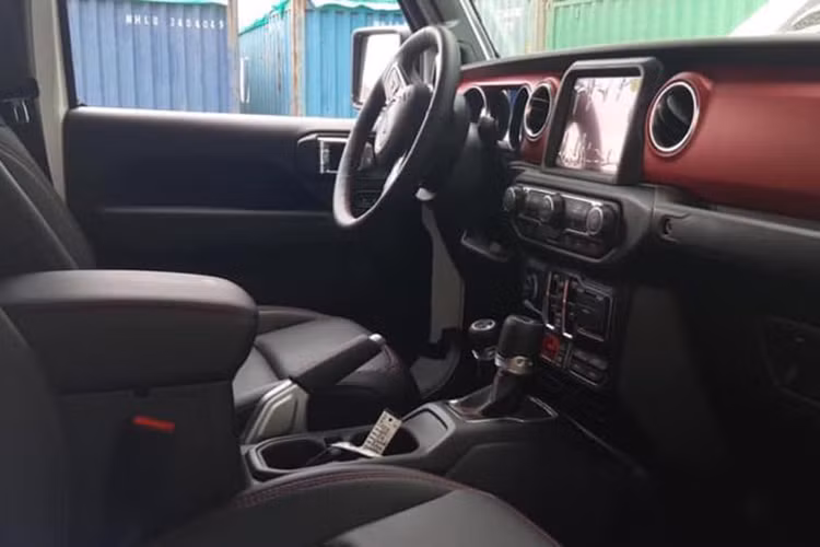 Ngoài ra, xe được tích hợp nhiều công nghệ và tiện nghi cơ bản hỗ trợ người lái như hệ thống kết nối Smartphone qua Apple CarPlay hay Android Auto, hệ thống giải trí bao gồm loa và màn hình kích thước lớn... Các trang bị an toàn của xe 4 túi khí ở phía trước (ghế tài, ghế phụ, và túi khí bên), hệ thống cảnh báo điểm mù, khởi hành ngang dốc, cảnh báo phương tiện cắt ngang khi lùi xe, điều hoà hai vùng,...