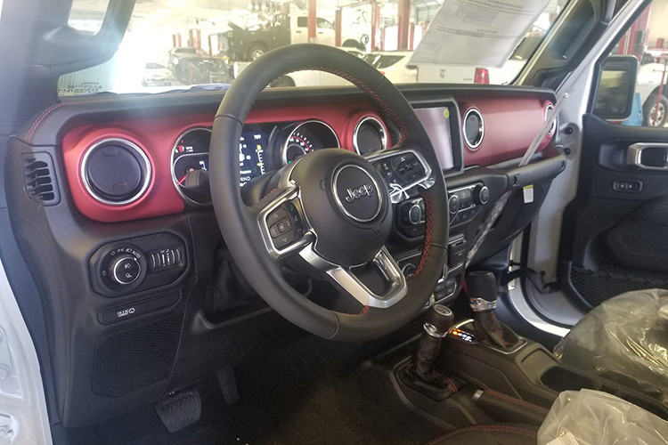 Bên trong, Jeep Gladiator 2020 không cho thấy sự khác biệt quá đáng kể nào so với những phiên bản SUV nhà Jeep. Nói vậy để hiểu rằng tuy là một mẫu xe bán tải, chuyên chạy trên những cung đường hiểm trở nhưng Gladiator 2020 vẫn được trang bị một không gian nội thất cao cấp với hầu hết các chi tiết được bọc da thêu chỉ đỏ.
