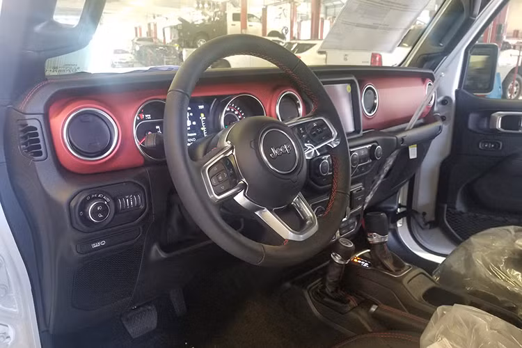 Bên trong, Jeep Gladiator 2020 không cho thấy sự khác biệt quá đáng kể nào so với những phiên bản SUV nhà Jeep. Nói vậy để hiểu rằng tuy là một mẫu xe bán tải, chuyên chạy trên những cung đường hiểm trở nhưng Gladiator 2020 vẫn được trang bị một không gian nội thất cao cấp với hầu hết các chi tiết được bọc da thêu chỉ đỏ.