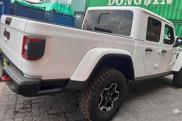 Về kiểu dáng, mẫu xe bán tải Jeep Gladiator 2020 thuộc phân khúc tầm trung, có nghĩa là kích thuớc tổng thể của mẫu xe này sẽ nhỏ hơn "người đồng hương" Ford F-150 và tương đương với mẫu Ranger. Cụ thể, chiều dài tổng thể xe là 5,5m, chiều dài cơ sở 3,4m, khoảng sáng gầm xe 282mm cùng khả năng lội nước tới gần 800mm.