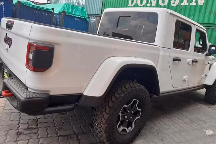 Về kiểu dáng, mẫu xe bán tải Jeep Gladiator 2020 thuộc phân khúc tầm trung, có nghĩa là kích thuớc tổng thể của mẫu xe này sẽ nhỏ hơn "người đồng hương" Ford F-150 và tương đương với mẫu Ranger. Cụ thể, chiều dài tổng thể xe là 5,5m, chiều dài cơ sở 3,4m, khoảng sáng gầm xe 282mm cùng khả năng lội nước tới gần 800mm.