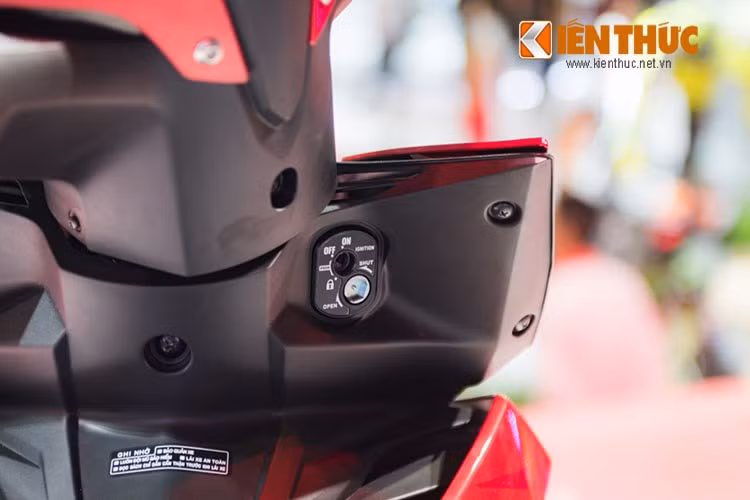 Hai bên cánh được thiết kế cặp xi nhan dạng vuốt ngược đầy táo bạo, cùng bộ tem đấu Winner 150 độc đáo. Ổ khoá điện của xe được thiết kế dạng khoá từ với đa chế độ, không khác nhiều so với người anh em Wave RSX hiện đang được Honda Việt Nam bán ra trên thị trường.