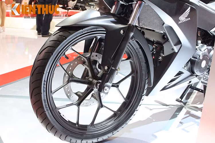 Giàn chân trước của xe được trang bị phuộc trước dạng ống lồng song song, bánh xe dạng mâm đúc đa chấu 17”, lốp 90/80 cùng phanh đĩa đơn thuỷ lực tích hợp tính năng phanh kết hợp Combi Brake. 