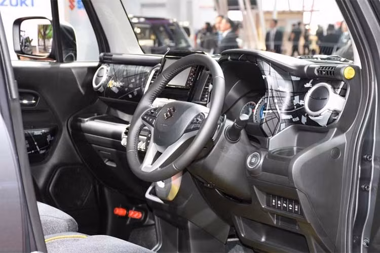 Ở bên trong cabin, mẫu xe cỡ nhỏ Suzuki XBee có bảng táp-lô với cách bố trí các chi tiết như Hustler, nhưng được thiết kế với những khối nổi mạnh mẽ hơn. Khu vực bảng điều khiển trung tâm của xe được sơn ánh bạc tạo cảm giác như tiện liền khối kim loại, nằm phía trên là hệ thống thông tin giải trí với các tính năng kết nối hiện đại.