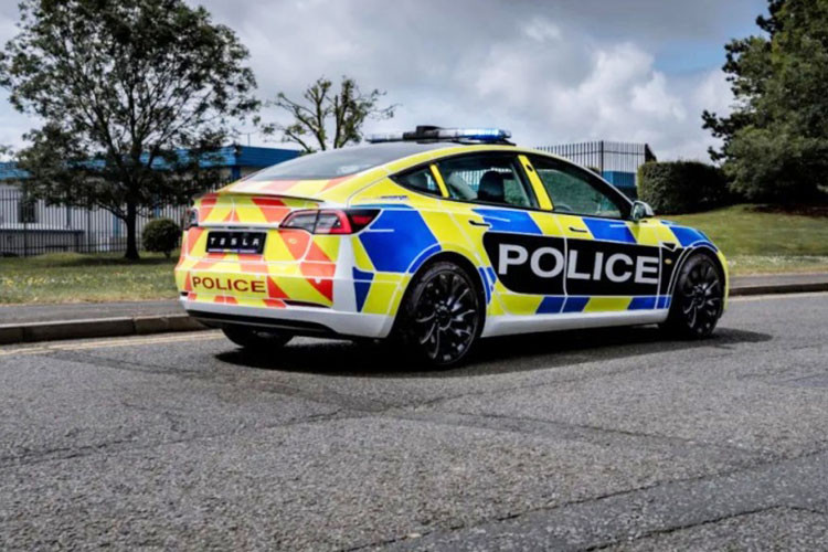 Trong lực lượng cảnh sát Anh, Tesla Model 3 không phải mẫu xe điện đầu tiên. Trước đó vào năm ngoái, đội cảnh sát đô thị đã sử dụng mẫu Nissan Leaf và BMW i3 để tuần tra trên đương phố London nhưng cả 2 dòng xe này lại không phù hợp với những nhiệm vụ cần ứng phó khẩn cấp. 