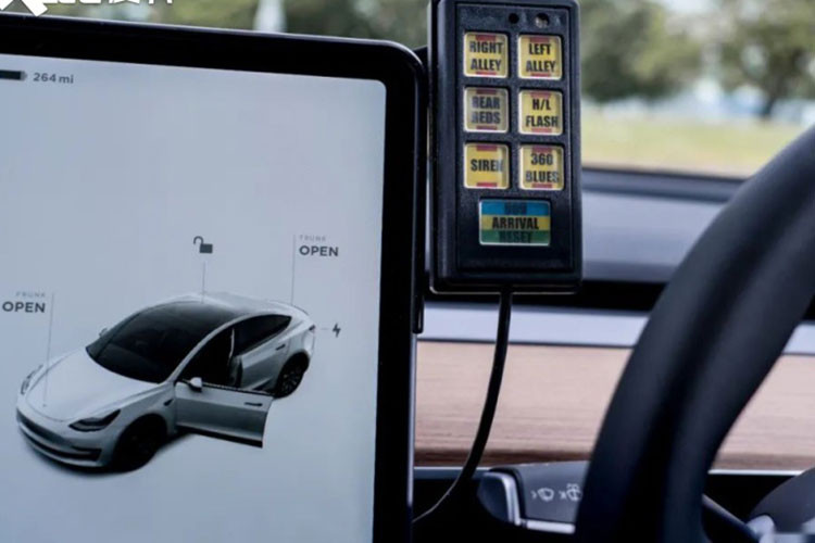 Tới thời điểm hiện tại vẫn chưa có thông tin liệu chiếc Tesla Model 3 của đội cảnh sát Anh quốc có được nâng cấp nội thất hay không. Về thông số kỹ thuật cũng chưa được công bố, nhưng rất có thể chiếc Tesla Model 3 được xây dựng dựa trên biến thể Performance.