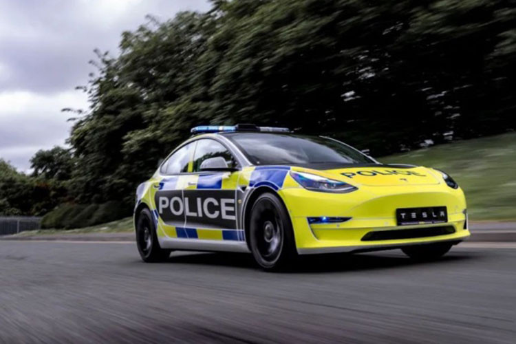 Về động cơ, Tesla Model 3 Performance mới có công suất 430 mã lực, hệ dẫn động 4 bánh. Xe có khả năng tăng tốc 0-100 km/h trong 3,2 giây trước khi đạt tốc độ tối đa 245 km/h.