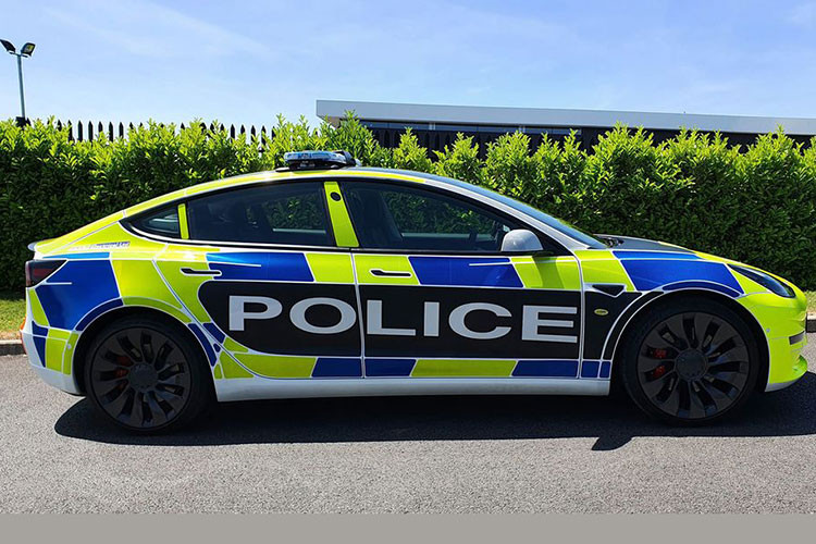 Những mẫu xe Tesla Model 3 của cảnh sát Anh có bộ cánh đặc trưng với sọc ca rô xanh dương và xanh nõn chuối. Xe được trang bị thêm cả đèn ưu tiên và còi hú.