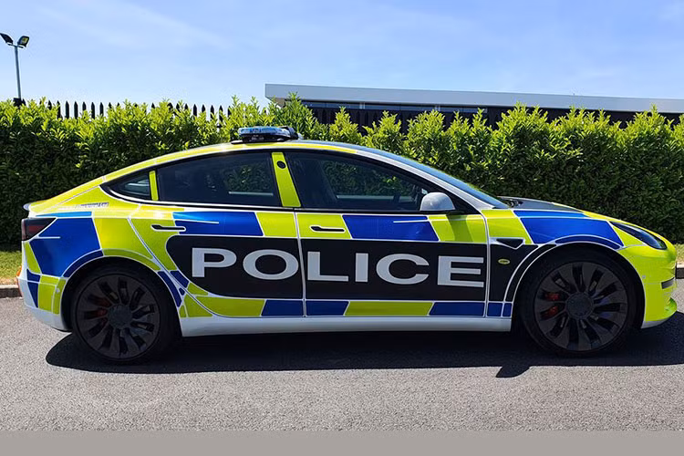 Những mẫu xe Tesla Model 3 của cảnh sát Anh có bộ cánh đặc trưng với sọc ca rô xanh dương và xanh nõn chuối. Xe được trang bị thêm cả đèn ưu tiên và còi hú.