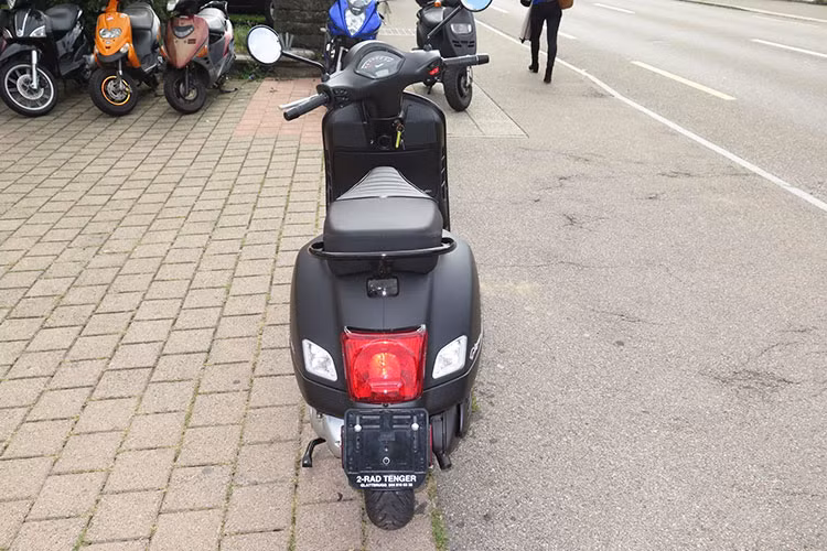 Vespa Notte 125 mới được trang bị khối động cơ 3 van, xylanh đơn, dung tích 125cc, làm mát bằng gió, sản sinh công suất 9,5 mã lực tại tua máy 7.500 vòng/phút và mômen xoắn cực đại 9,9 Nm tại tua máy 6.000 vòng/phút. Đi kèm là hộp số CVT truyền động đến bánh sau. 