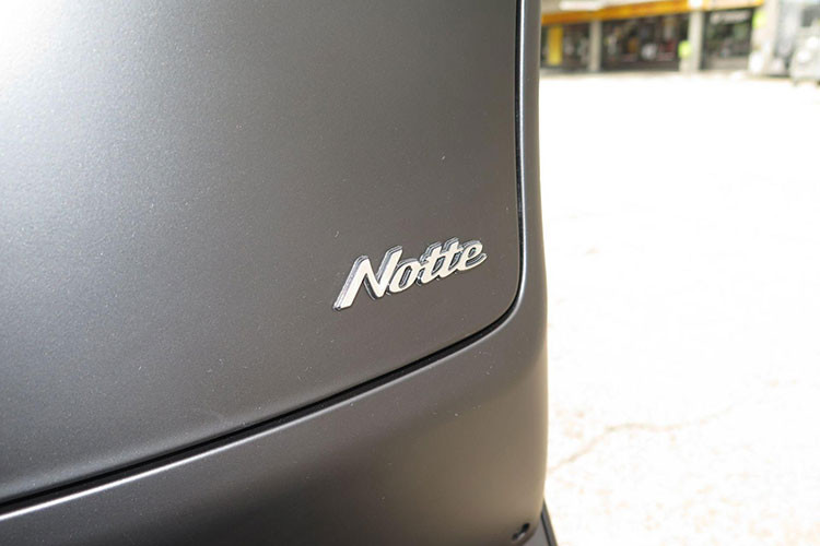 Dung tích bình xăng của Vespa Notte 125 2018 là 7 lít, giúp xe thực hiện được những hành trình dài. Trọng lượng ướt của xe là 114 kg, hệ thống treo gồm phuộc giò gà đơn trước và giảm xóc thủy lực sau. Bộ vành xe là loại hợp kim đúc, vành trước có kích thước 11 inch và vành sau 10 inch.