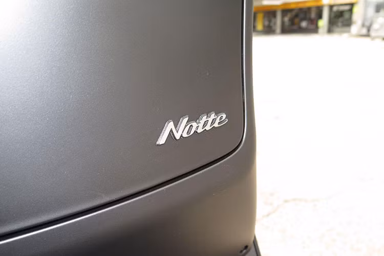 Dung tích bình xăng của Vespa Notte 125 2018 là 7 lít, giúp xe thực hiện được những hành trình dài. Trọng lượng ướt của xe là 114 kg, hệ thống treo gồm phuộc giò gà đơn trước và giảm xóc thủy lực sau. Bộ vành xe là loại hợp kim đúc, vành trước có kích thước 11 inch và vành sau 10 inch.