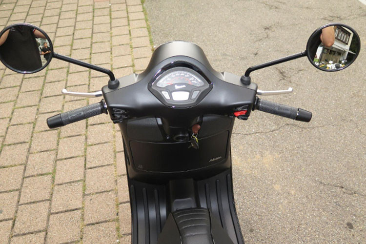 Xe được trang bị mặt nạ phía trước lớn nổi bật với logo của Piaggio và Vespa. Cụm đồng hồ xe thiết kế dạng kim và lcd đơn sắc nhỏ nhưng dễ quan sát và đầy đủ các thông số,... cùng các nút bấm dễ dàng sử dụng.