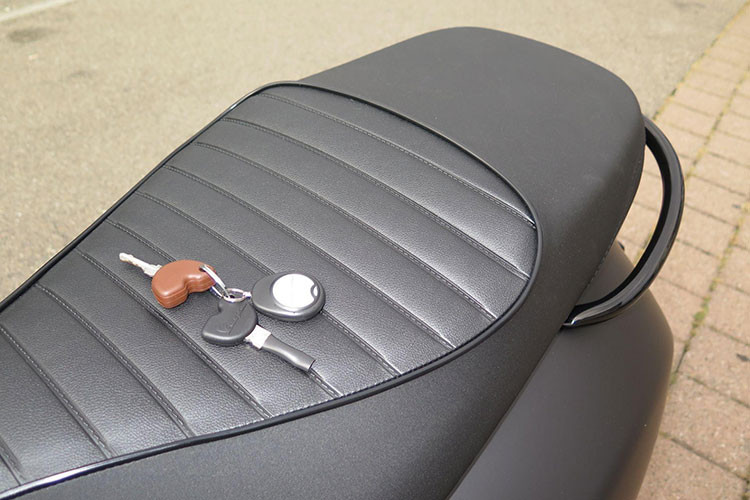 Mang ngoại hình như một chiếc GTS Super, tuy nhiên mẫu xe ga Vespa Notte 125 mới lại có thân hình khá dày dạn và đồ sộ với kích thước tổng thể Dài x Rộng x Cao tương ứng 1.770 x 690 x 1.140 mm, chiều cao yên khá hợp lý, ở mức 770 mm và khoảng sáng gầm 155 mm.