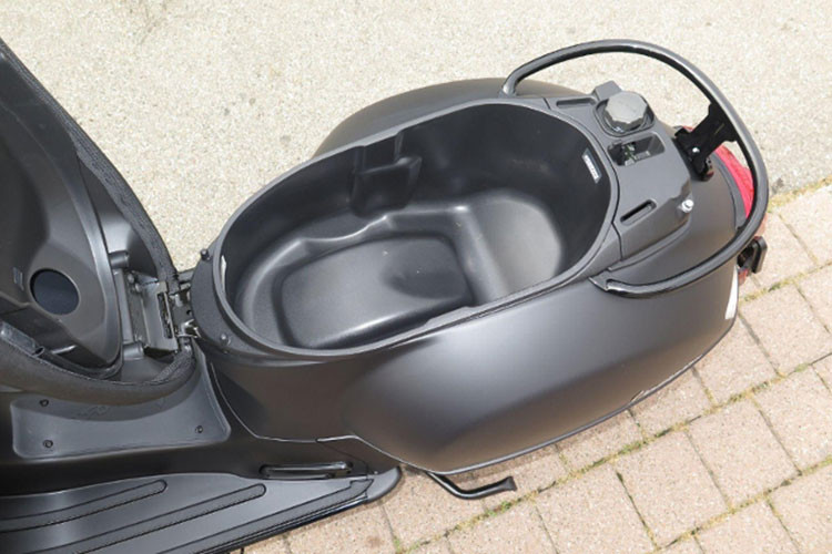 Là mẫu xe ga Vespa giá rẻ, tuy nhiên Notte lại được trang bị khá nhiều công nghệ - đáng chú ý là khả năng kết nối smartphone nhằm chia sẻ chức năng định vị GPS, chức năng này giúp chủ xe có thể gửi thông tin vị trí của xe đến 1 số điện thoại đã được cài đặt trong trường hợp khẩn cấp.