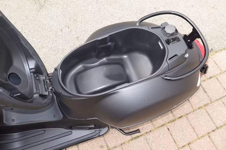 Là mẫu xe ga Vespa giá rẻ, tuy nhiên Notte lại được trang bị khá nhiều công nghệ - đáng chú ý là khả năng kết nối smartphone nhằm chia sẻ chức năng định vị GPS, chức năng này giúp chủ xe có thể gửi thông tin vị trí của xe đến 1 số điện thoại đã được cài đặt trong trường hợp khẩn cấp.