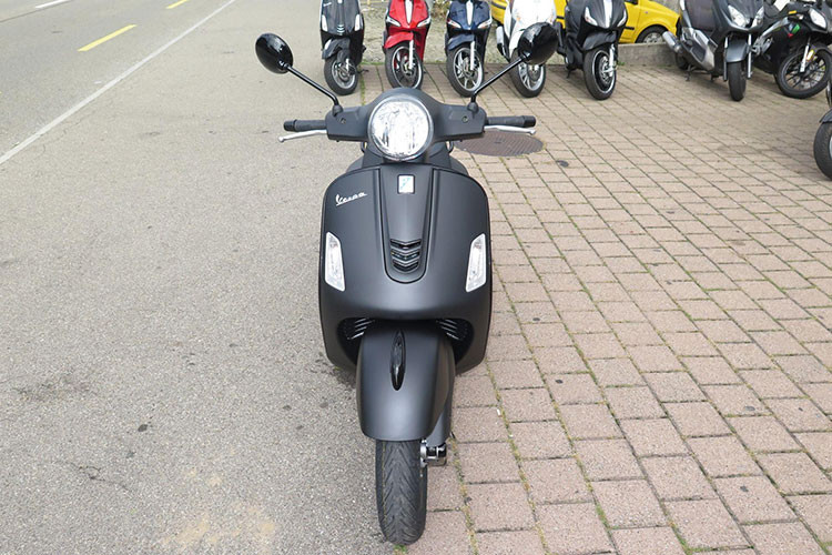 Được biết, từ Notte trong tiếng Ý có nghĩa là bóng đêm, đó là lý do khiến toàn thân xe Vespa Notte được phủ màu đen nhám từng chi tiết nhỏ. Tổng thể màu đen mang lại nét đẹp huyền bí và sang trọng nhất định cho mẫu xe tay ga giá rẻ của Vespa. Đèn pha của xe vẫn có thiết kế truyền thống như các mẫu LX trước đây dạng tròn với ốp viền crôm sáng bóng.