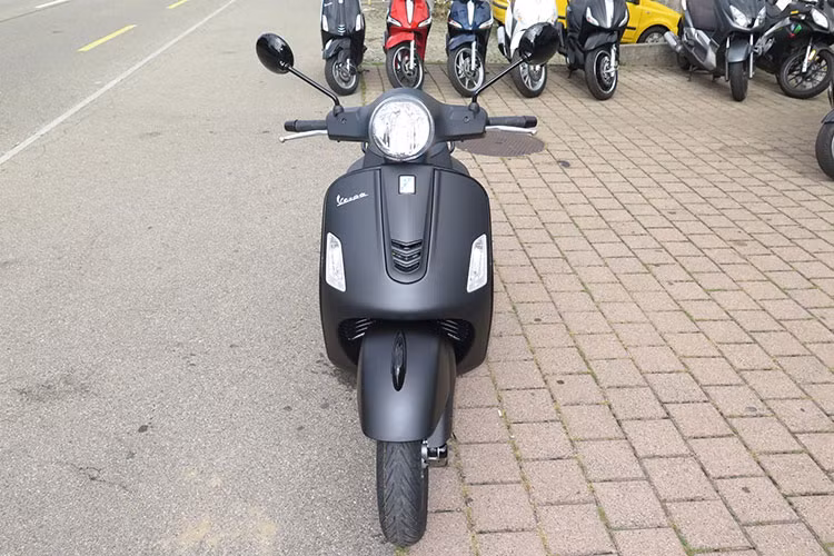 Được biết, từ Notte trong tiếng Ý có nghĩa là bóng đêm, đó là lý do khiến toàn thân xe Vespa Notte được phủ màu đen nhám từng chi tiết nhỏ. Tổng thể màu đen mang lại nét đẹp huyền bí và sang trọng nhất định cho mẫu xe tay ga giá rẻ của Vespa. Đèn pha của xe vẫn có thiết kế truyền thống như các mẫu LX trước đây dạng tròn với ốp viền crôm sáng bóng.