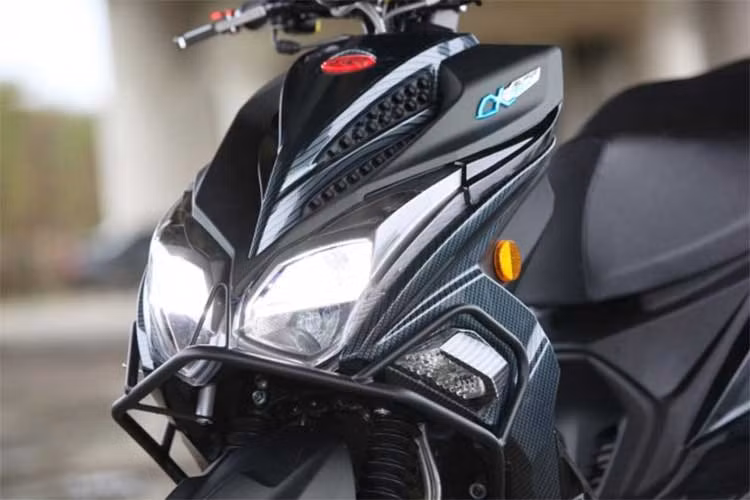 Xe mang dáng dấp của một chiếc môtô naked-bike với ghi-đông trần và một số chi tiết giả carbon tạo nên vẻ cá tính, hầm hố. Ngoài ra, đèn pha kiểu mới với thiết kế đa phản xạ đem tới độ an toàn và một diện mạo bắt mắt hơn.