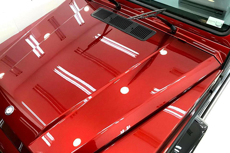 Màu sơn Tomato Red trị giá hơn 1 tỷ đồng trên chiếc Mercedes-Benz G63 AMG đời cũ này nằm trong bộ sưu tập màu sắc Crazy Edition đã được hãng xe sang Đức trình làng vào năm 2015.