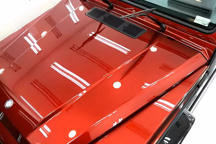 Màu sơn Tomato Red trị giá hơn 1 tỷ đồng trên chiếc Mercedes-Benz G63 AMG đời cũ này nằm trong bộ sưu tập màu sắc Crazy Edition đã được hãng xe sang Đức trình làng vào năm 2015.