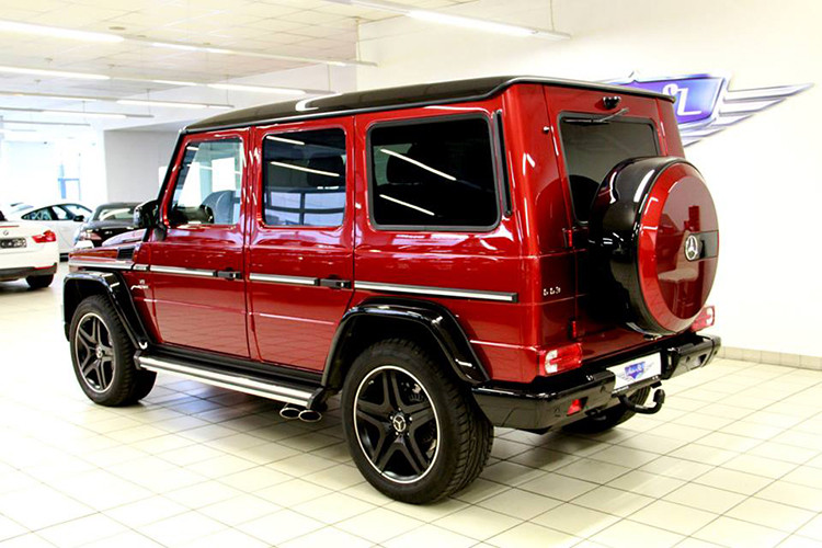 Mercedes-Benz G63 AMG mang màu sơn đắt đỏ Tomato Red vẫn sử dụng động cơ V8, tăng áp kép, dung tích 5,5 lít, sản sinh công suất tối đa 544 mã lực và mô-men xoắn cực đại 760 Nm. Sức mạnh của động cơ được truyền tới cả 4 bánh thông qua hộp số tự động 7 cấp AMG.